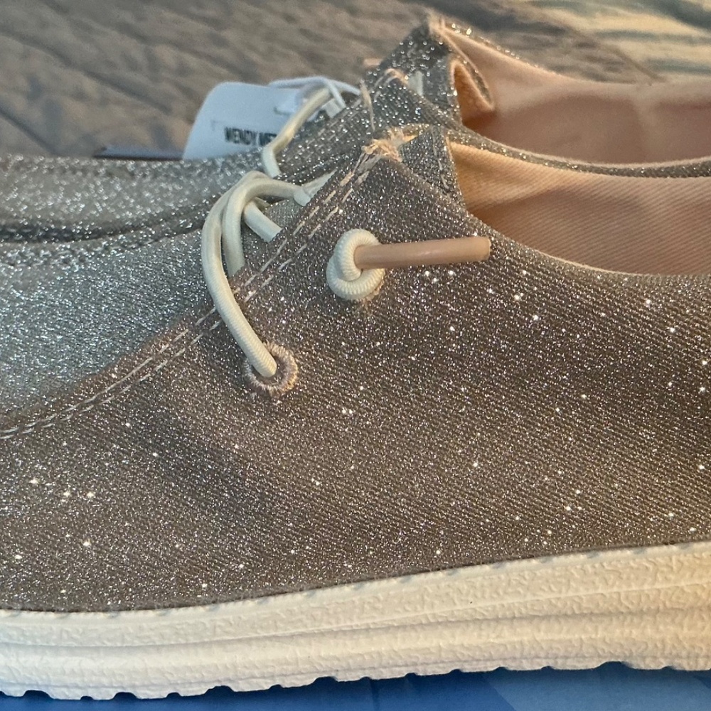 Hey Dude- Sparkly Rose Gold W7 - Picture 4 of 7